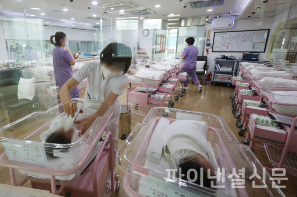 서울의 한 산후조리원 신생아실에서 간호사 등이 신생아들을 돌보고 있다. /사진=연합뉴스