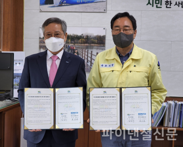 한국조폐공사는 15일 속초시청에서 속초시와 속초사랑상품권 발행을 위한 업무협약을 체결했다. (사진 왼쪽 반장식 조폐공사 사장, 오른쪽 김철수 속초시장) (사진=조폐공사)