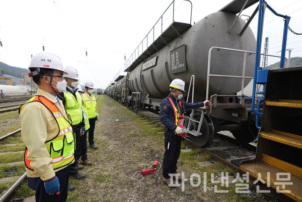 나희승 코레일 사장(왼쪽)이 22일 오후 제천조차장역에서 무선제어입환시스템을 이용한 차량의 연결을 확인하고 있다. (사진=코레일)