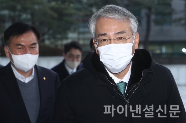 이석준 농협금융지주 회장이 2일 서울 중구 NH농협금융지주로 출근하고 있다. /사진=연합뉴스