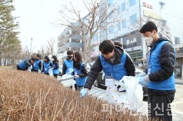 우리은행 신입 행원들이 지난 24일 안성시 일대에서 쓰레기를 줍는 플로깅 봉사활동을 진행하고 있다. (사진=우리은행)