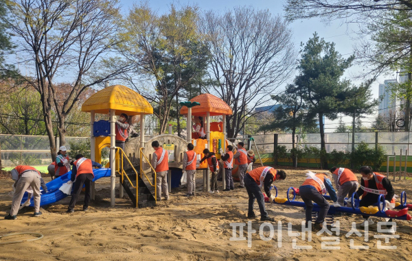 한국타이어가 대전공장 화재 발생 이후 피해 복구를 위해 매일 살수차를 동원해 물청소를 진행했으며, 피해 인근 지역 상가, 아파트 단지, 주택 등에서 환경정화 활동을 실시하고 있다. (사진=한국타이어)