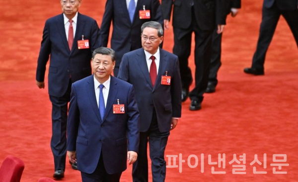 시진핑 국가주석을 비롯한 중국 공산당 지도부가 18일 베이징 징시호텔에서 열린 공산당 제20기 중앙위원회 제3차 전체회의(3중전회) 행사장에 입장하고 있다. 중국 공산당은 이날 3차 전체회의를 마치면서 '진일보한 전면 개혁 심화와 중국식 현대화 추진에 관한 당 중앙의 결정'을 통과시켰다. /사진=연합뉴스