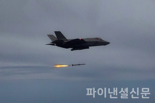 공군 F-35A 전투기가 26일 서해상에서 순항미사일·무인공격기 역할을 하는 훈련용 표적을 향해 AIM-120C 공대공 미사일을 발사하고 있다. 韓美 공군은 26~28 ‘을지 자유의 방패(Ulchi Freedom Shield)’ 연습의 일환으로 서해 해상사격장에서 공대공·공대지 실사격 훈련을 실시하고 있다. (사진=공군)