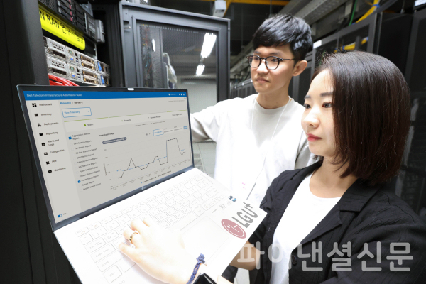 LG유플러스는 글로벌 IT 기업 델 테크놀로지스(Dell Technologies)와 협력해 통신망 운용비용을 절감할 수 있는 AI 기반 클라우드 랜(RAN; 무선접속망) 자동화 기술을 검증했다. 사진은 LG유플러스 직원들이 델 테크놀로지스의 기술 검증 결과를 살펴보고 있는 모습. (사진=LG유플러스)