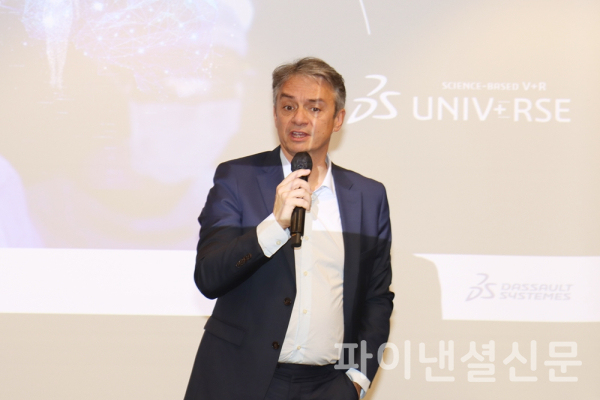 파스칼 달로즈(Pascal Daloz) 다쏘시스템 최고경영자(CEO)가 '생성형 경제'에 대해 소개하고 있다. (사진=황병우 기자)