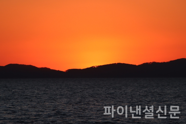 31일 오후 강화도 동막해변 인근에서 장봉도 뒤로 해가 지는 모습 (사진=황병우 기자)