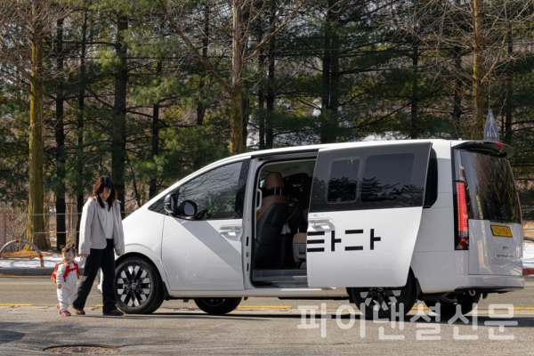 육아 가정이 서울엄마아빠택시를 이용하고 있는 모습 (사진=타다)