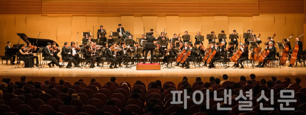 지난 23일 경기도 성남아트센터 콘서트홀에서 열린 ‘제11회 빛의 소리 나눔콘서트’에서 객석을 가득 메운 관객들이 MPO 단원들의 연주를 감상하고 있다. (사진=한미약품)