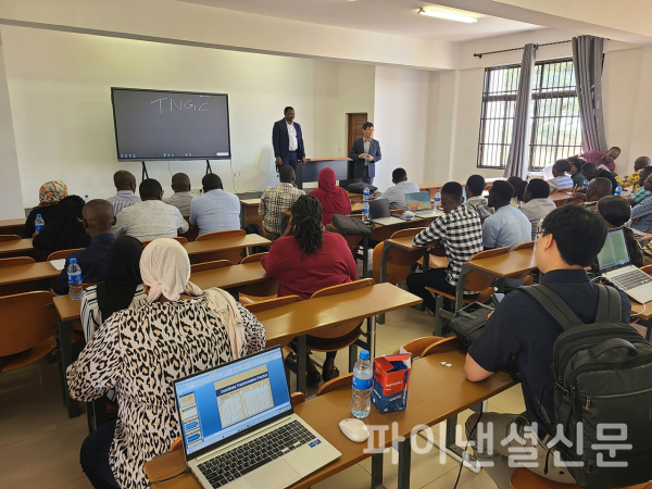 LX한국국토정보공사 컨소시엄 전문가들이 탄자니아 공간정보혁신센터에서 현지 강사들과 함께 교육을 진행하고 있다. (사진=LX한국국토정보공사)