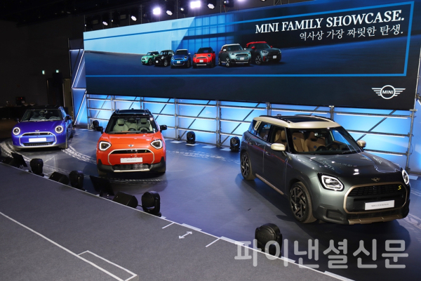 MINI 코리아가 13일, 새로운 MINI의 시대를 열어갈 ‘더 뉴 올-일렉트릭 MINI 패밀리’ 3종을 국내에 공식 출시했다. (왼쪽부터) 더 뉴 올-일렉트릭 MINI 쿠퍼, 더 뉴 올-일렉트릭 MINI 에이스맨, 더 뉴 올-일렉트릭 MINI 컨트리맨 (사진=황병우 기자)