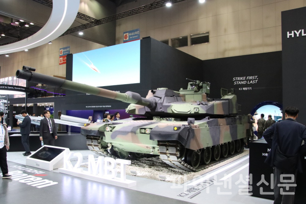 현대로템이 서울 ADEX 2025 비즈니스 데이가 열린 일산 킨텍스에 전시한 폴란드형 K2전차 'K2-PL'모습 (사진=황병우 기자)