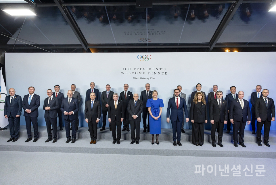 이탈리아 밀라노-코르티나 담페초 동계올림픽 개막을 하루 앞두고 5일(현지시간) 열린 갈라 디너 행사에서 이재용 삼성전자 회장(뒷줄 오른쪽 4번째)이 커스티 코번트리 국제올림픽위원회(IOC) 위원장(앞줄 오른쪽 6번째) 및 세르조 마타렐라 이탈리아 대통령(앞줄 오른쪽 7번째), JD 밴스 미국 부통령(앞줄 오른쪽 5번째) 등 함께 참석한 세계 각국의 정상급 지도자, 기업인들과 기념촬영하고 있다. (사진=이탈리아 대통령실 홈페이지)