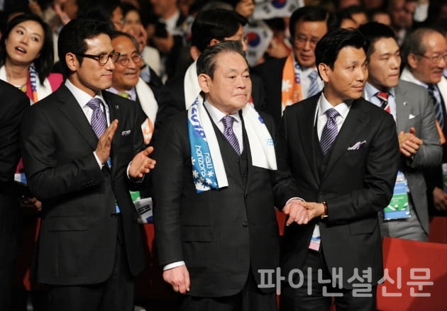 지난 2011년  남아프리카 공화국 더반 IOC 총회에서 '2018년 평창 동계올림픽' 유치가 발표되는 순간 삼성전자 회장인 이건희 IOC 위원이 감격스러워하고 있다. 왼쪽부터 정병국 문화부 장관, 이건희 IOC 위원, 김재열 대한빙상연맹 회장, (사진＝삼성)