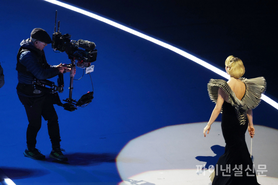 2026 밀라노 코르티나 동계올림픽 개막식이 펼쳐진 밀라노 산 시로 올림픽 스타디움에서 '갤럭시 S25 울트라'로 행사를 촬영하는 모습 (출처: 게티 이미지)