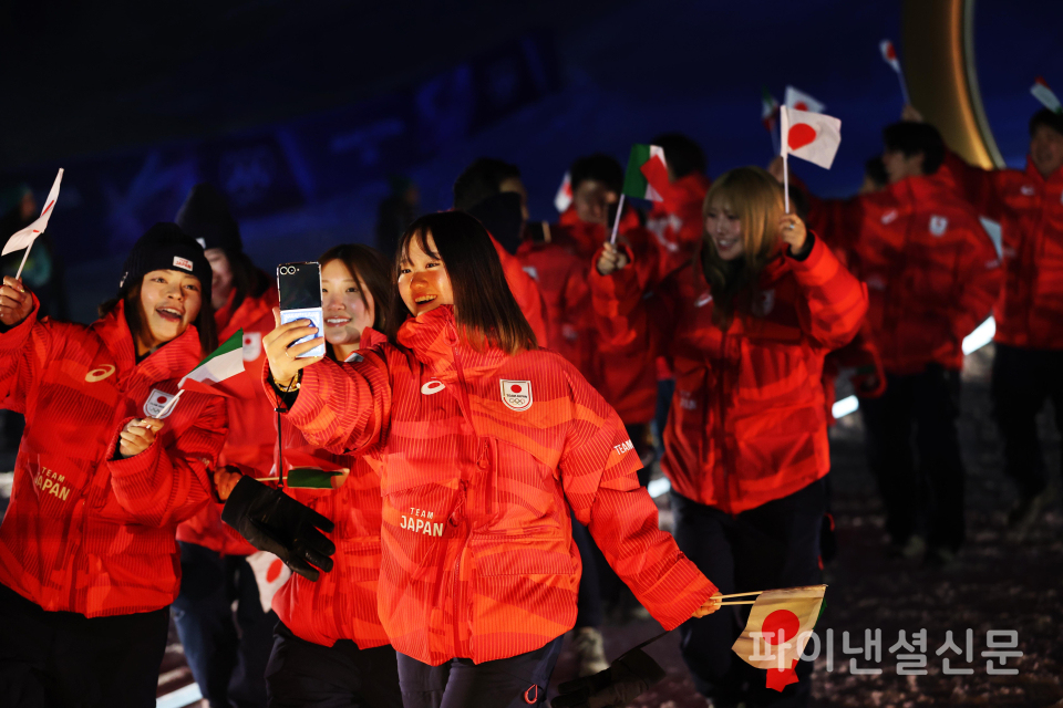 '갤럭시Z 플립7 올림픽 에디션'으로 2026 밀라노 코르티나 동계올림픽 개막식 현장의 분위기를 만끽하고 있는 선수들 (출처: 게티 이미지)
