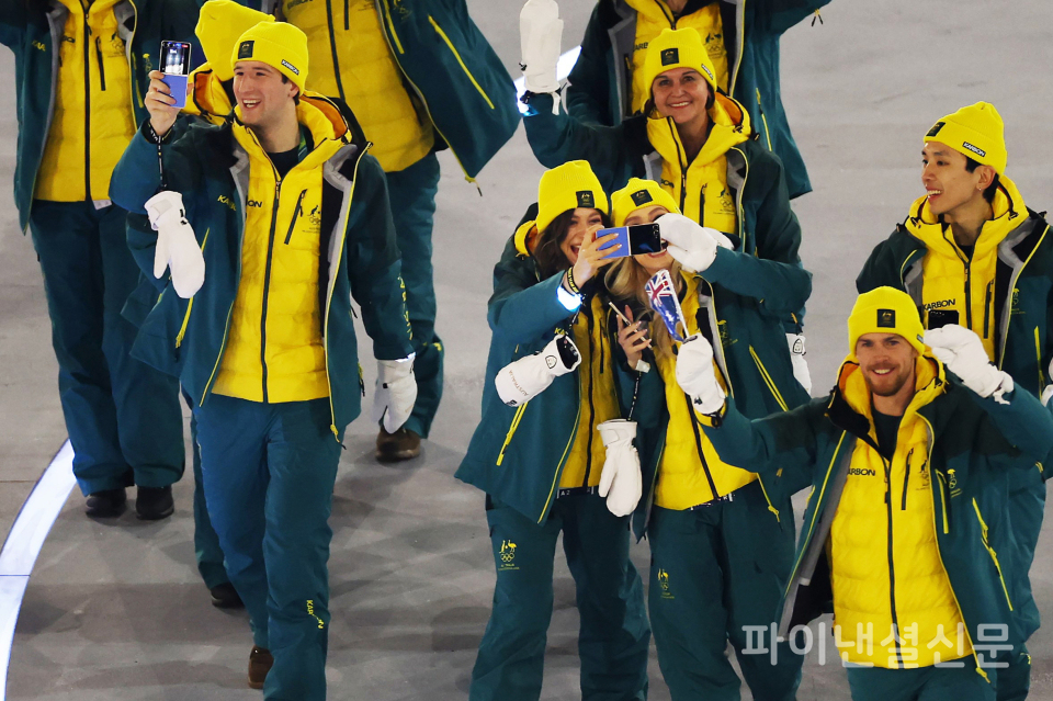 '갤럭시Z 플립7 올림픽 에디션'으로 2026 밀라노 코르티나 동계올림픽 개막식 현장의 분위기를 만끽하고 있는 선수들 (출처: 게티 이미지)
