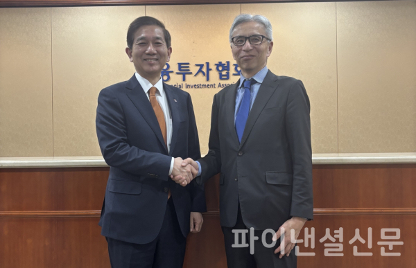 황성엽 금융투자협회장(사진 왼쪽)이 지난 9일 서울 여의도 금융투자센터에서 히시다 요시오 일본자산운용업협회 초대 회장 내정자와 한일 양국 금융투자업계 간 교류 확대와 협력 방안에 대해 논의를 마친 뒤, 함께 기념 촬영을 하고 있다. (사진=금융투자협회)