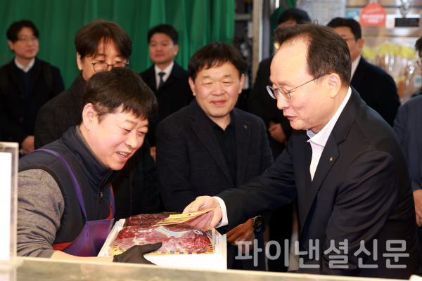11일 망원시장에서 열린 ‘2026 설맞이 전통시장 사랑나눔’ 행사에서 이환주 KB국민은행장이 식료품을 구입하고 있다. /사진=KB국민은행