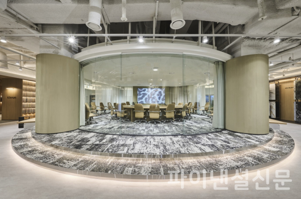 '더 클렌체 갤러리'(The Klenze Gallery) 내부에 조성된 원형 유리 구조의 시청각 미팅룸 /사진=KCC