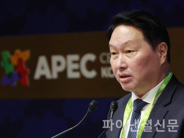 최태원 대한상공회의소 회장 겸 SK그룹 회장이 29일 경북 경주예술의전당에서 열린 'APEC CEO(최고경영자) 서밋'에서 개회사를 하고 있다. /사진=얀합뉴스